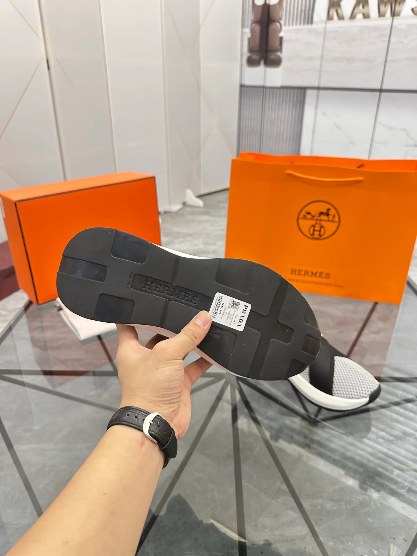 Men's shoes: 💰P620¥ High-end top quality Product trademark: Hermes *"Hermès*" low-top casual shoes Regular size: 38-45 (can be customized to 46) Product materials: Upper imported from the counter original fly weave, breathable lining, cowhide foot pads, original outsole. No.: 001